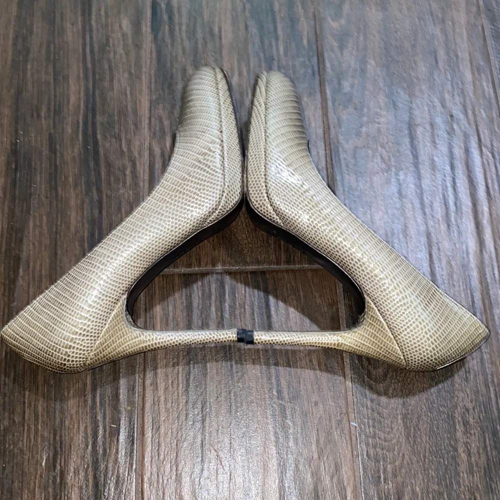 Stuart Weitzman snake embossed patent leather almost round toe pumps heels 8.5m